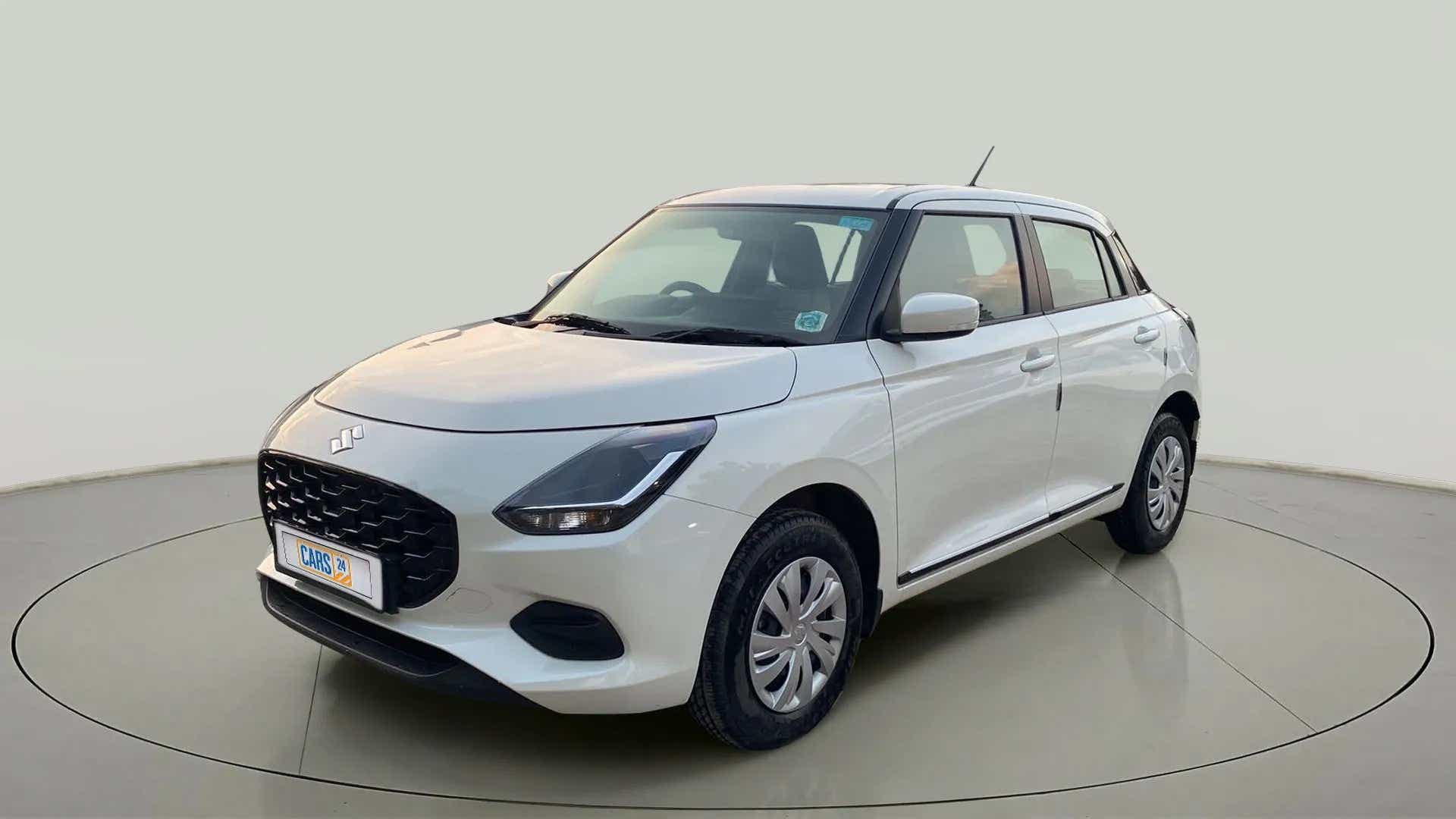 Front three-quarter view of a Pearl Arctic White with Pearl Midnight Black Maruti Suzuki Swift