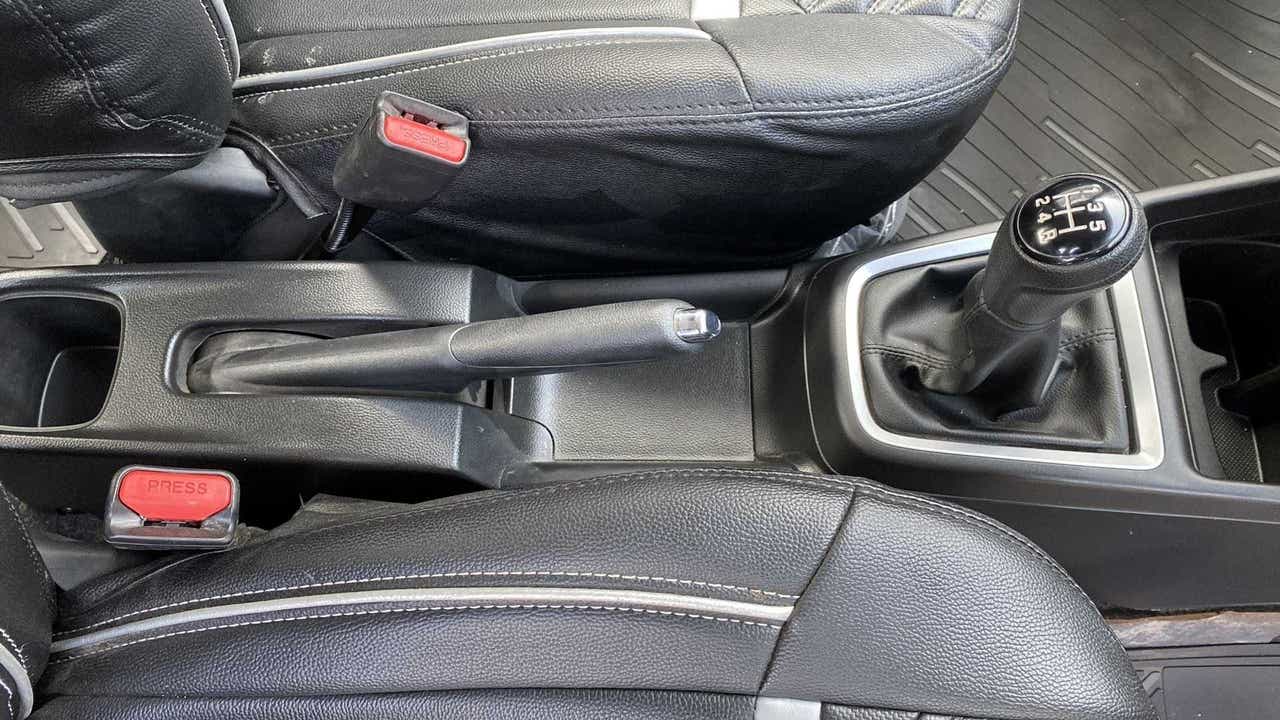 Gear lever and handbrake area of a Maruti Suzuki Swift 2021 - 2023