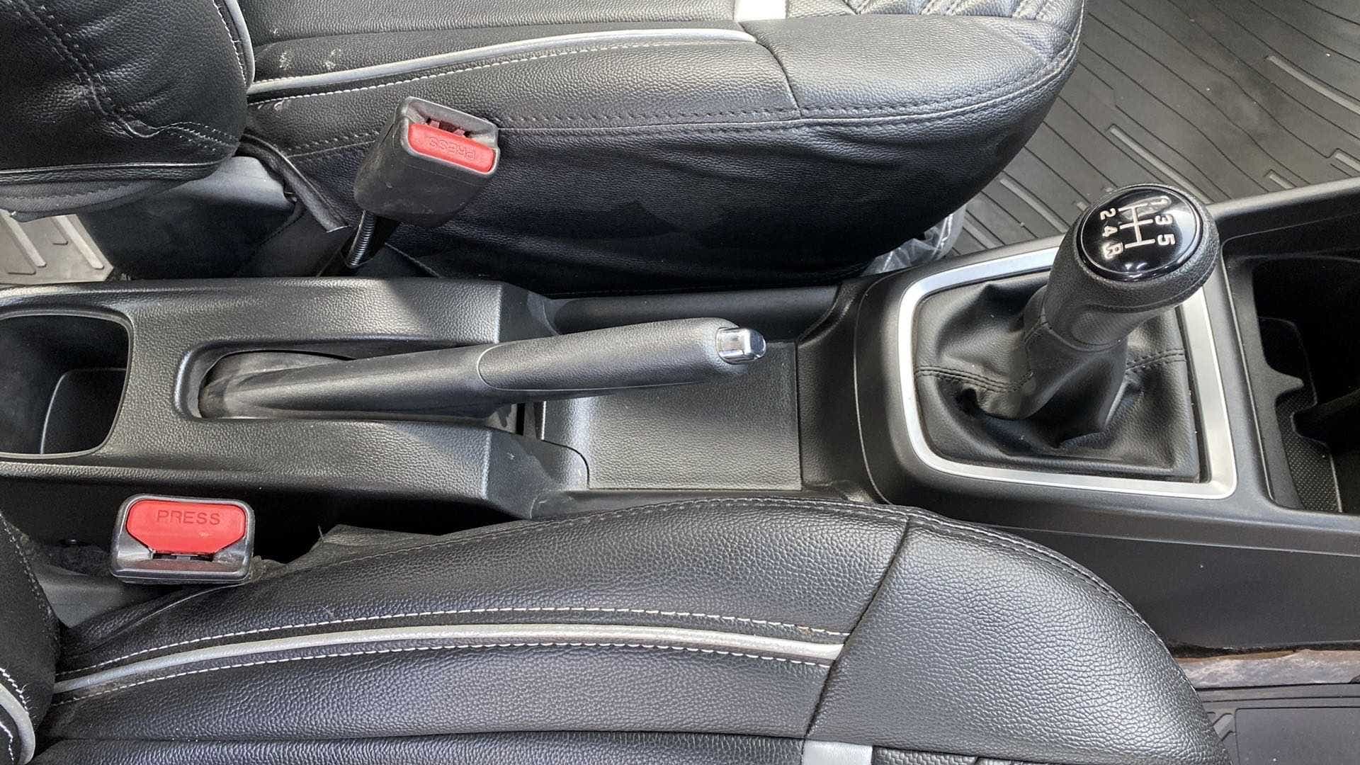 Gear lever and handbrake area of a Maruti Suzuki Swift 2021 - 2023