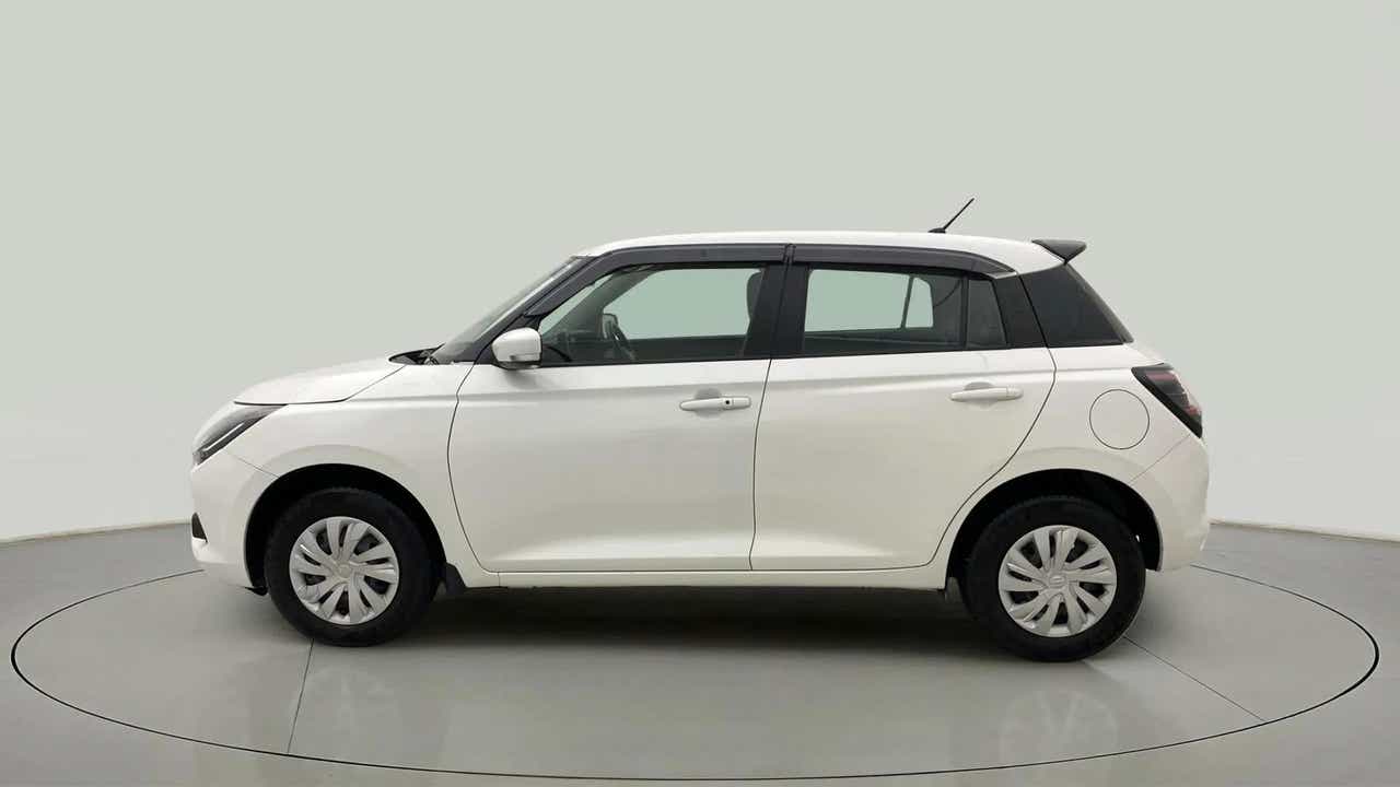 Left side view of a Pearl Arctic White with Pearl Midnight Black Maruti Suzuki Swift