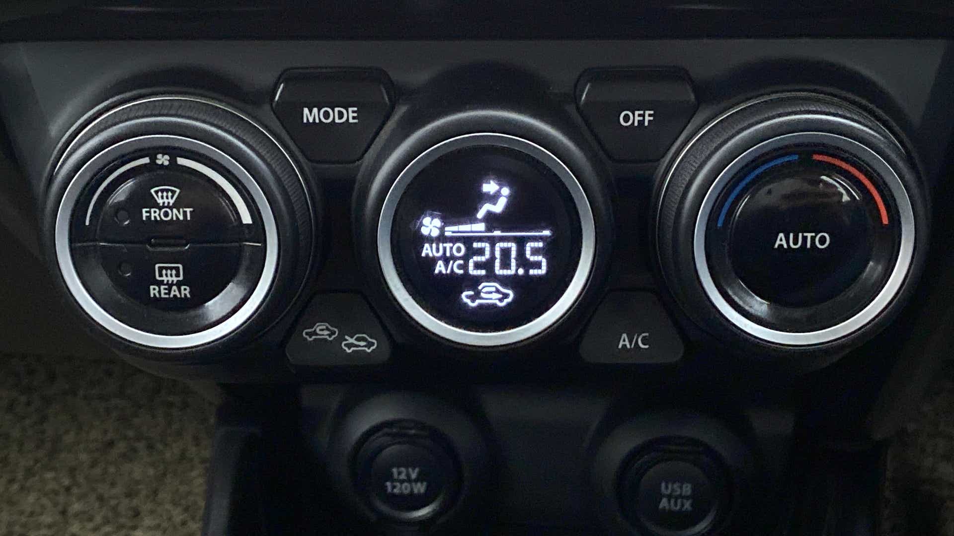 Climate control console of a Maruti Suzuki Swift 2021 - 2023