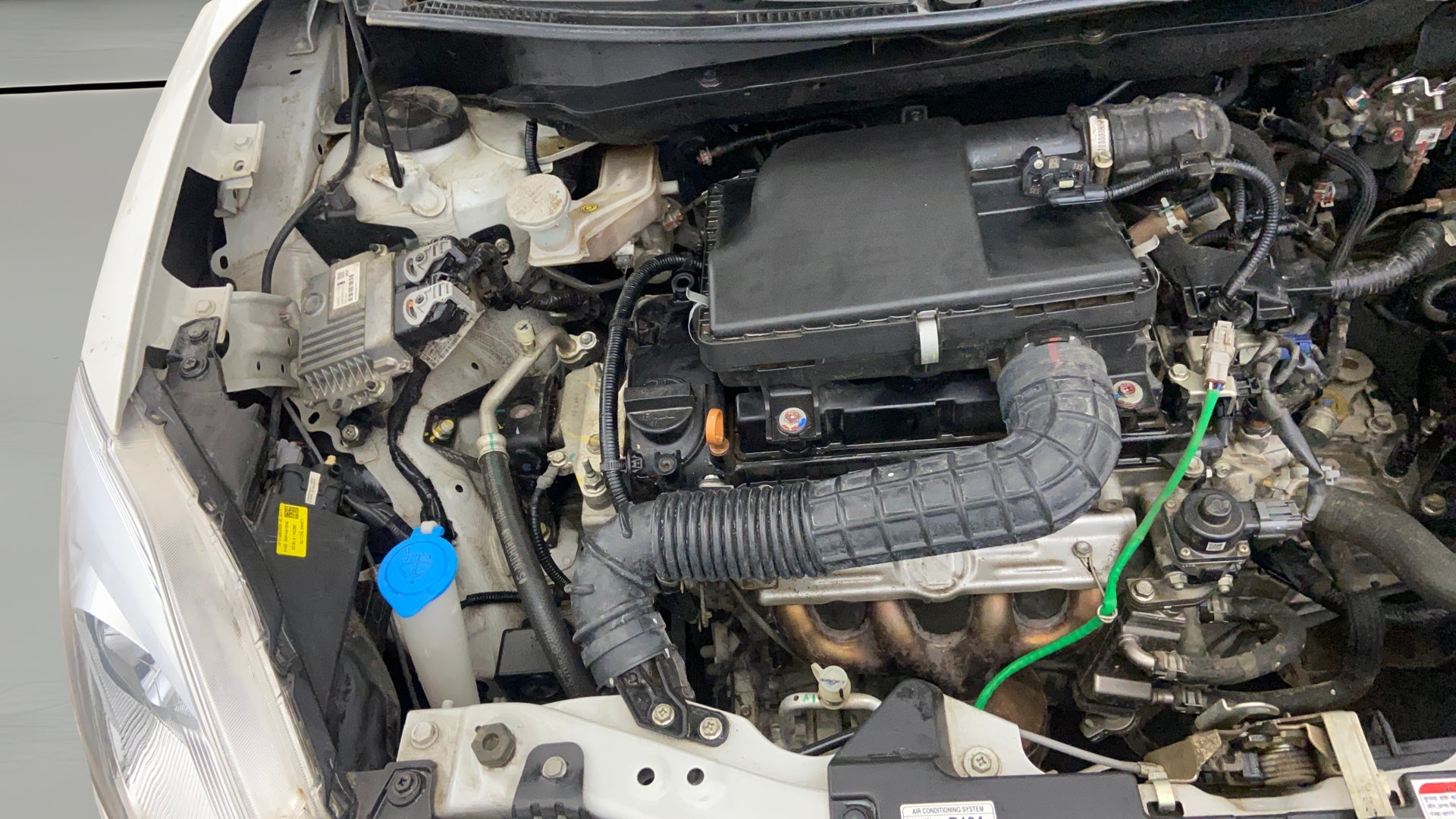 Engine bay of a Maruti Suzuki Swift