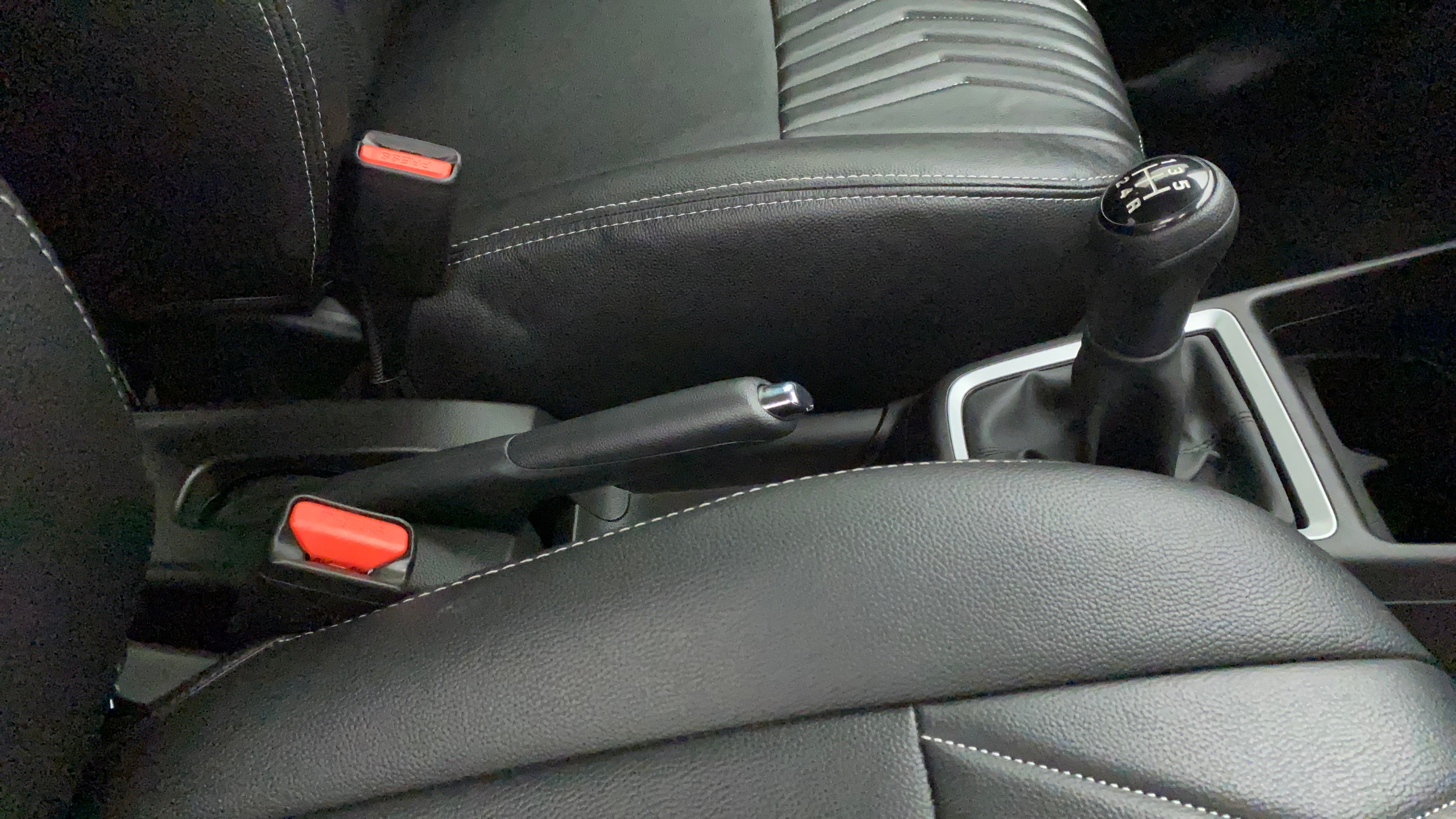Gear lever, handbrake and seat of a Maruti Suzuki Swift 2021 - 2023