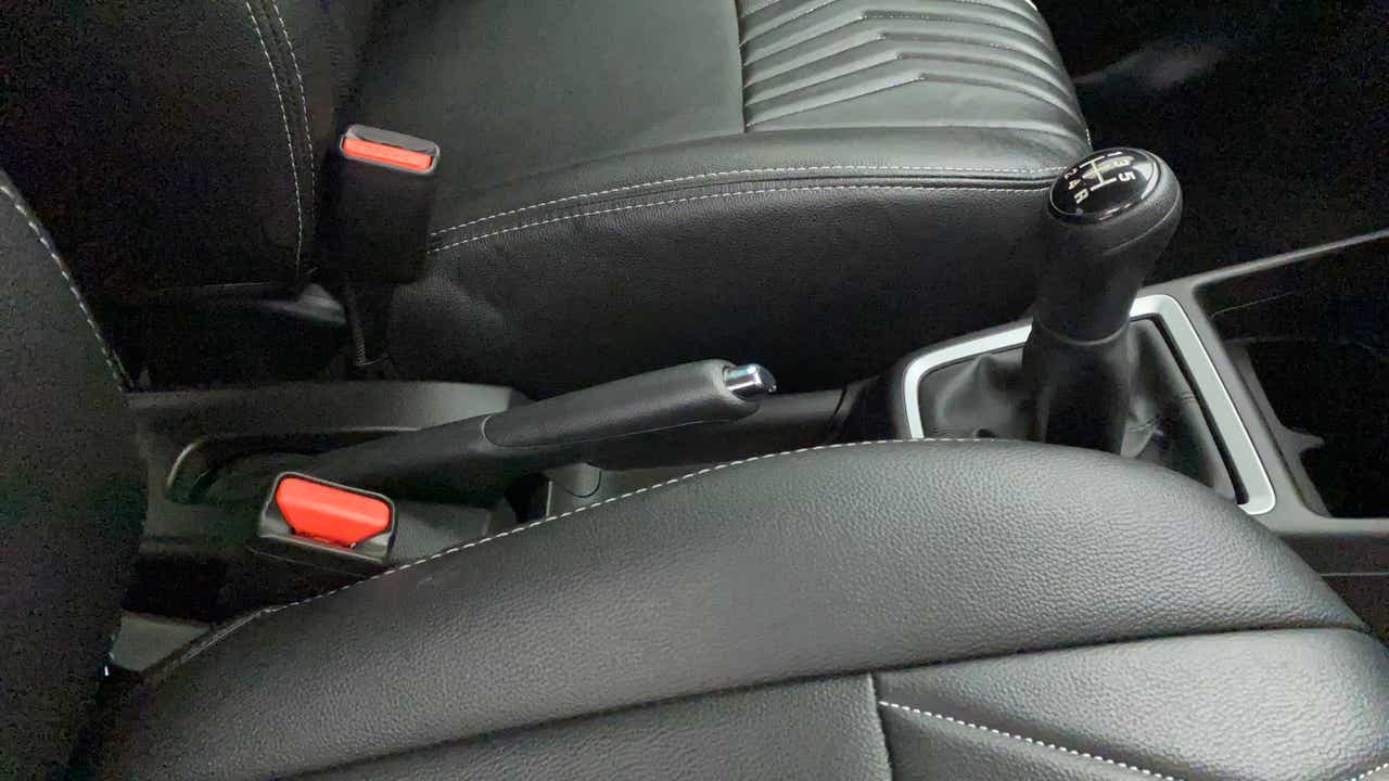 Gear lever, handbrake and seat of a Maruti Suzuki Swift 2021 - 2023