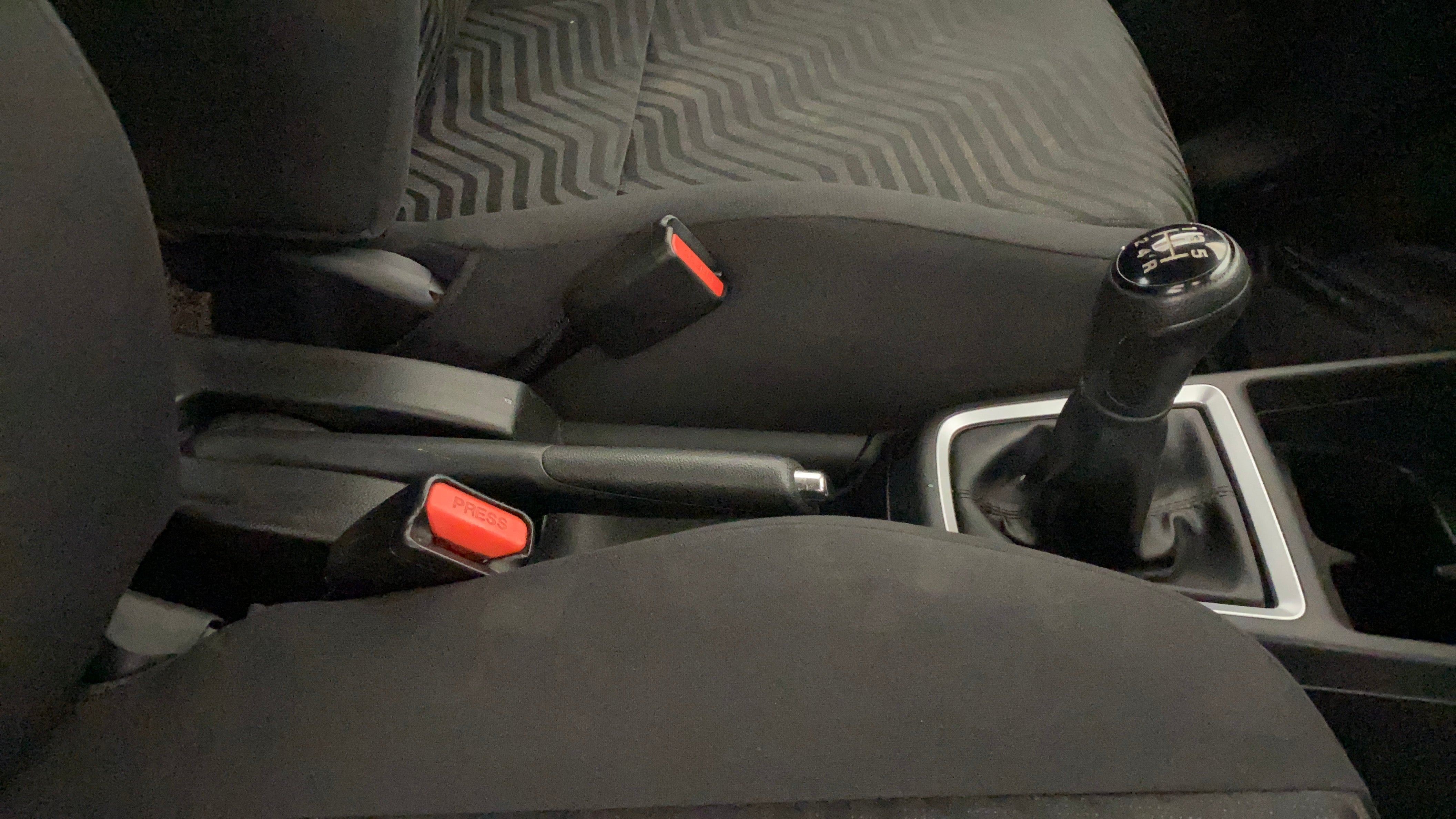 Gear lever and handbrake area of a Maruti Suzuki Swift 2021 - 2023