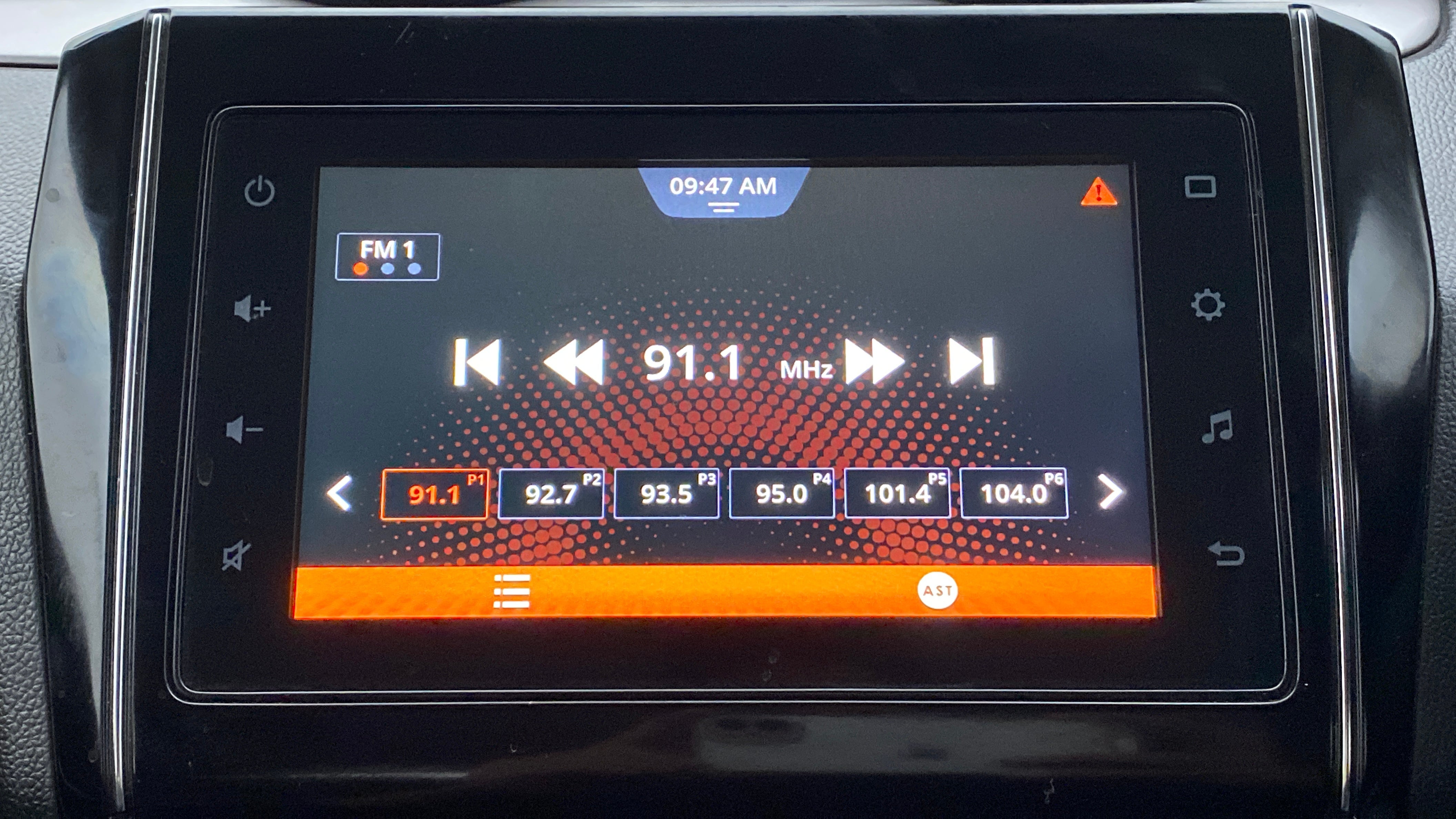 Car infotainment screen displaying fm radio of a maruti suzuki swift 2021 - 2023