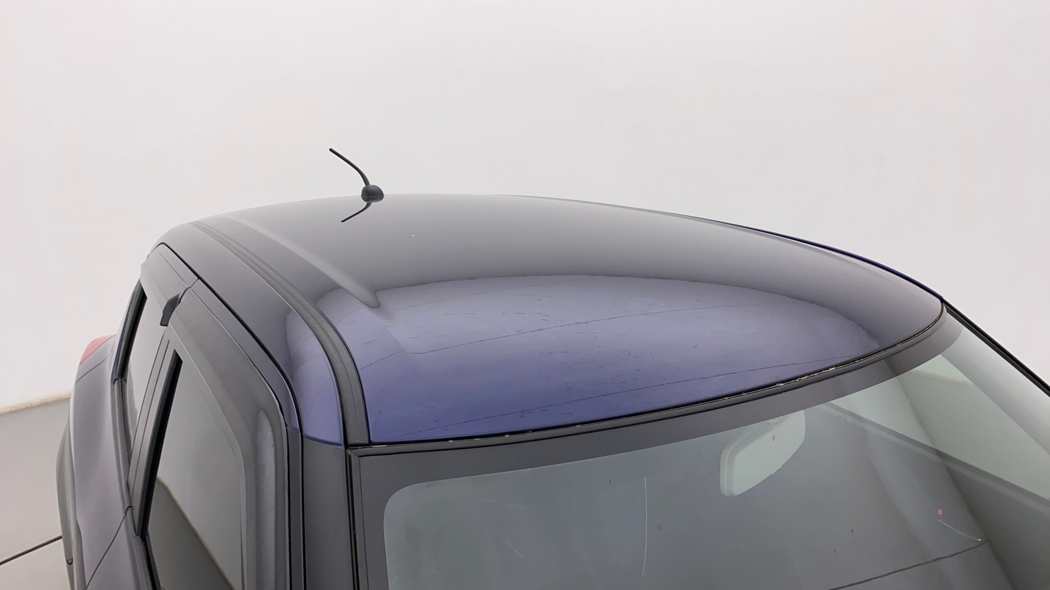 Roof and upper side view of a Maruti Suzuki Swift 2021 - 2023