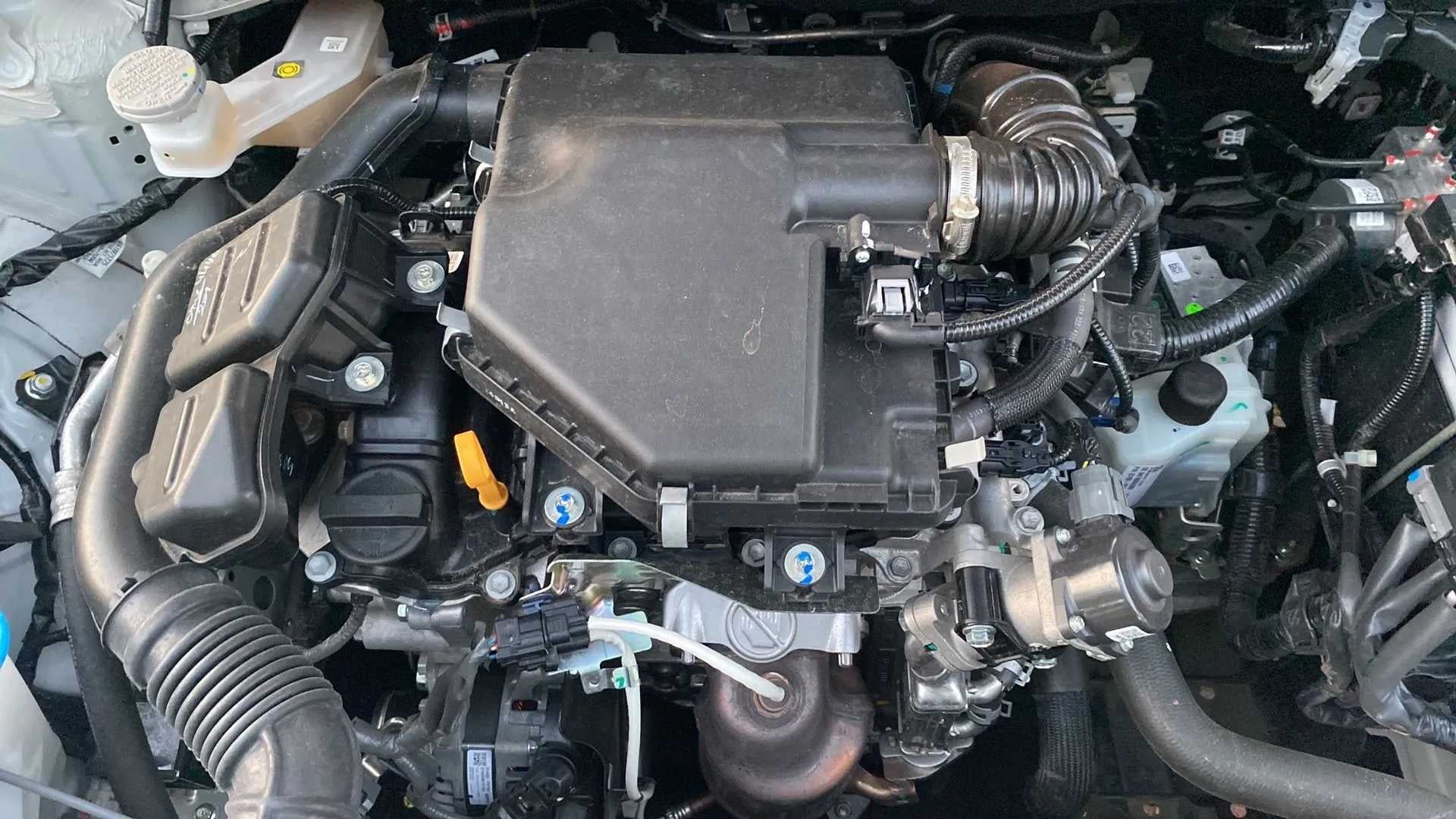 Engine bay view of a Maruti Suzuki Swift