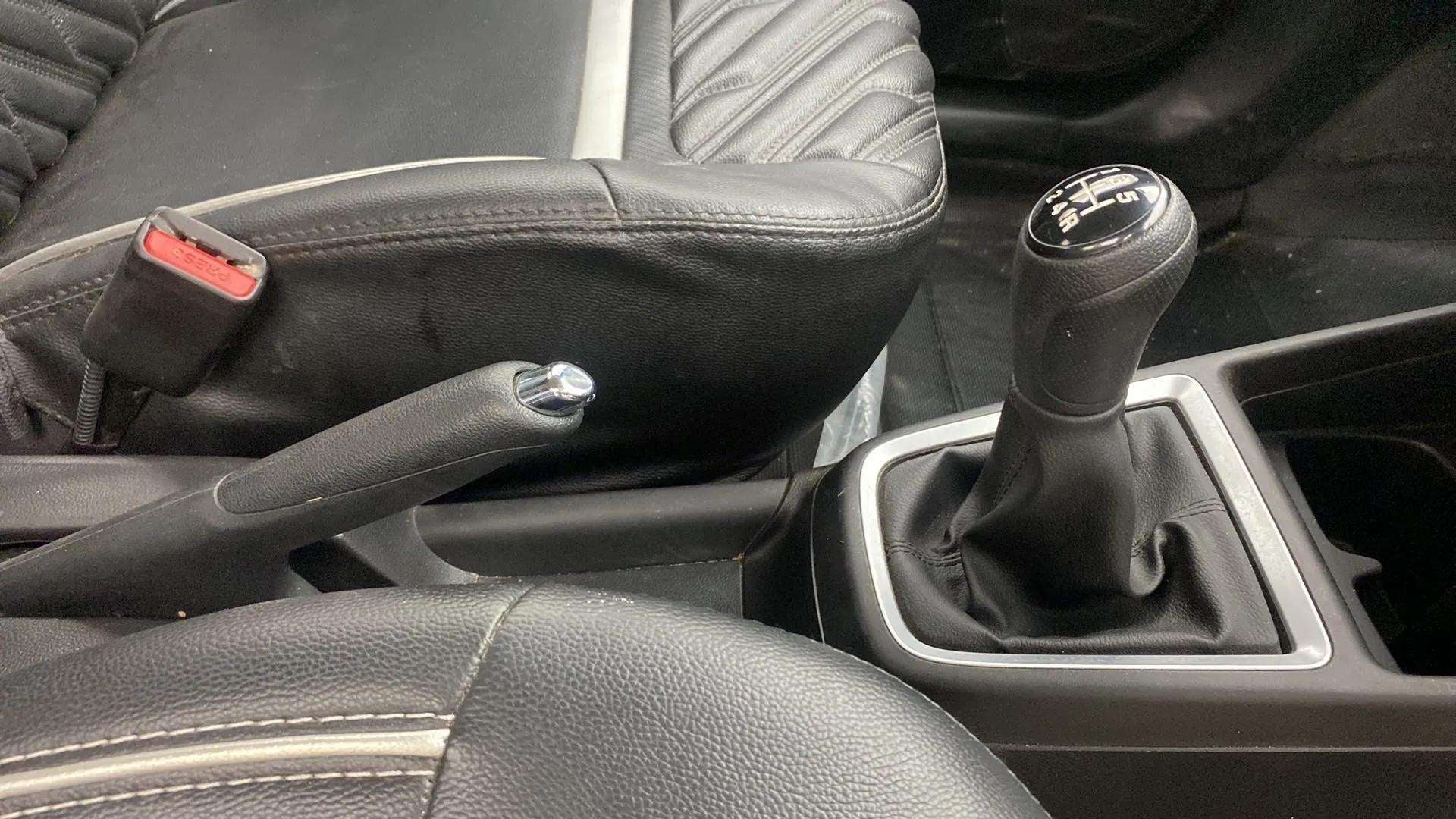 Gear shifter and handbrake area of a Maruti Suzuki Swift 2021 - 2023