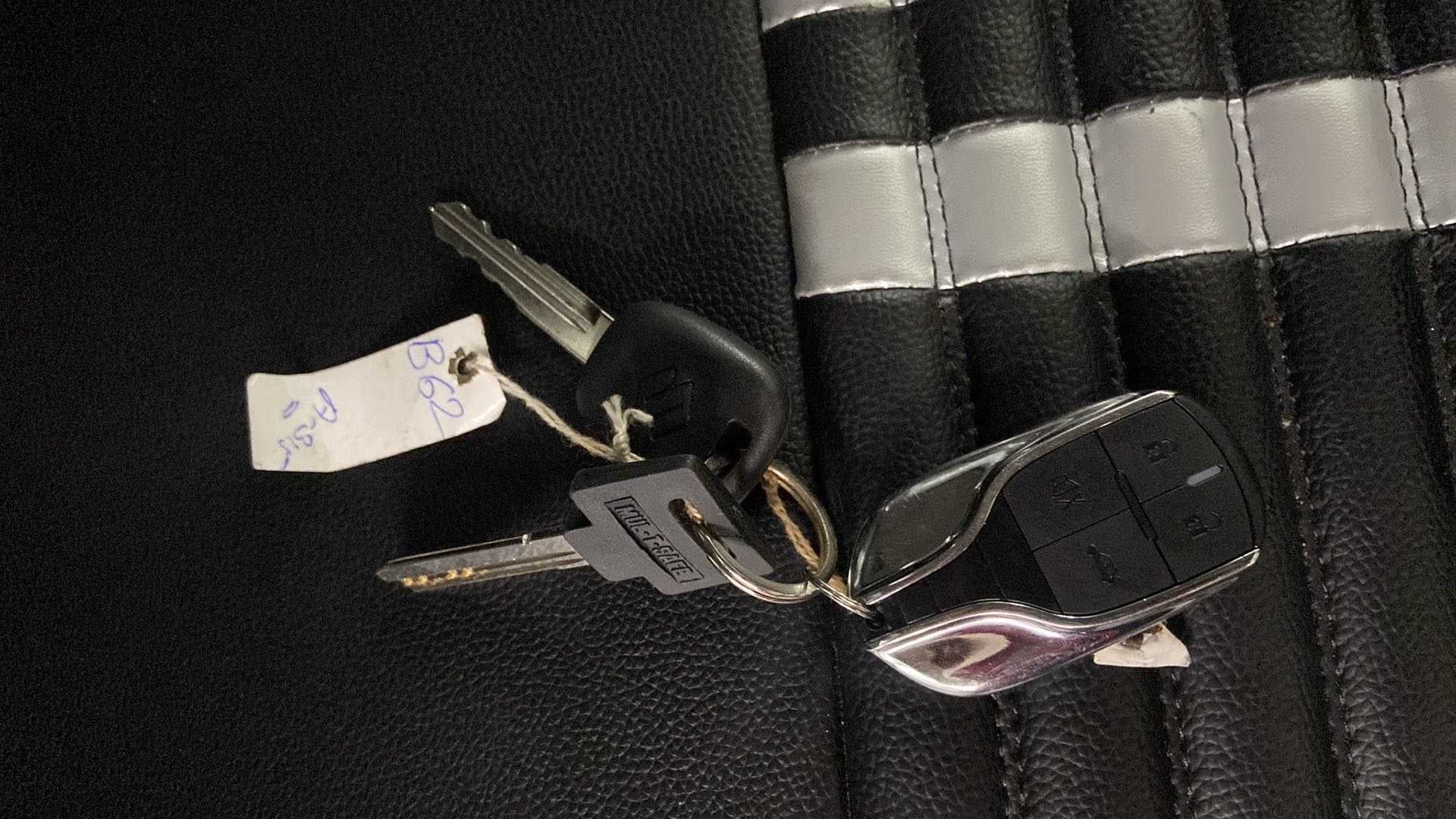 Close-up of key fob and keys for a Maruti Suzuki Swift 2021 - 2023