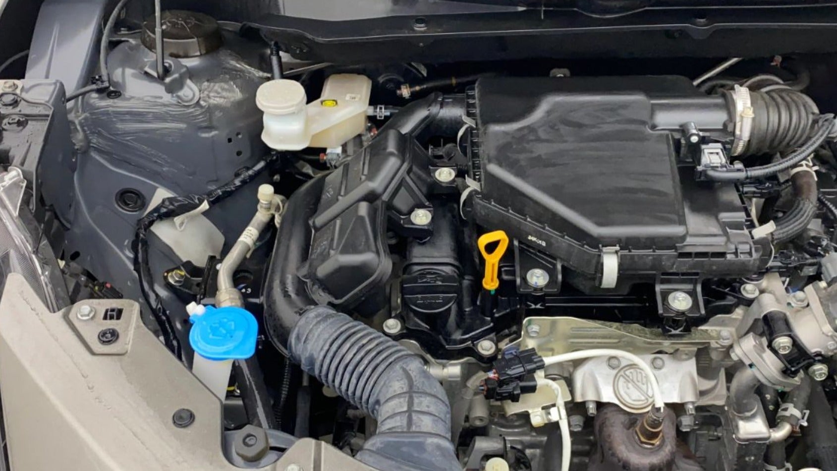 Engine bay of a Maruti Suzuki Swift
