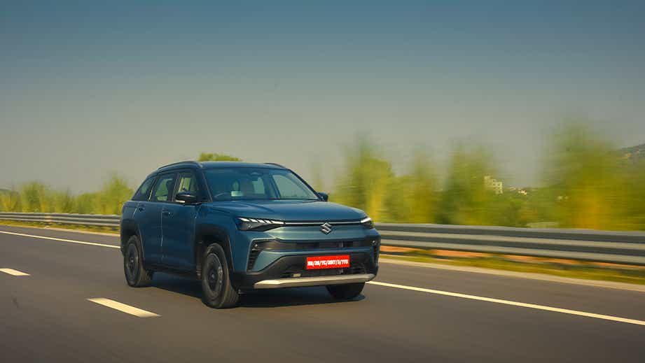 Front three-quarter of a Eternal Blue Maruti Suzuki Victoris