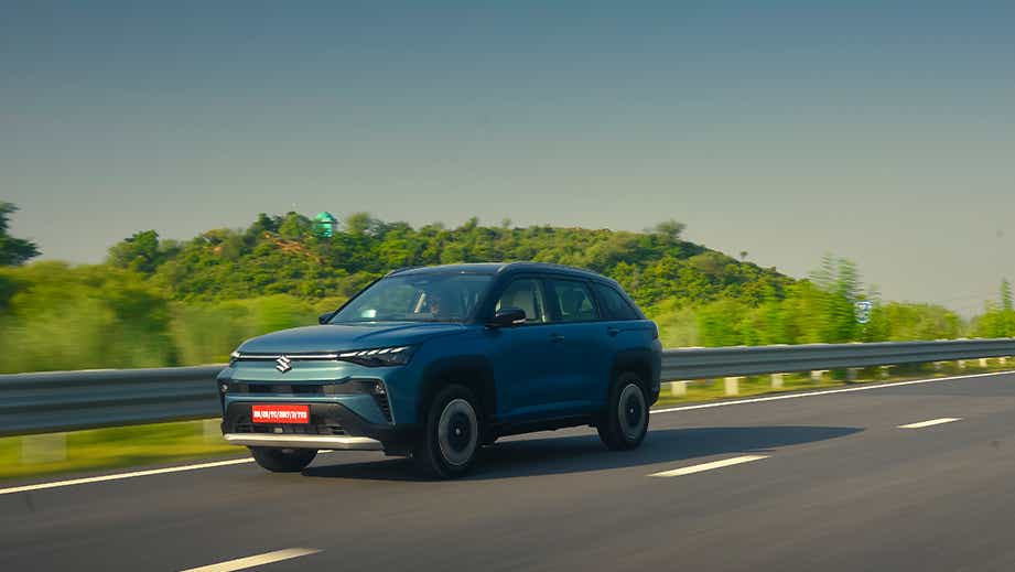 Front three-quarter of a Eternal Blue Maruti Suzuki Victoris