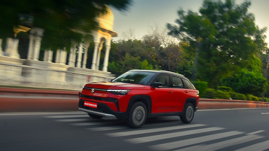 Front three-quarter of a sizzling red with bluish black roof Maruti Suzuki Victoris