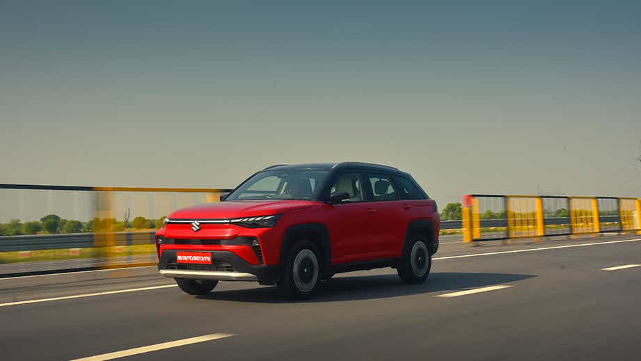 Front three-quarter of a Sizzling Red with Bluish Black Roof Maruti Suzuki Victoris