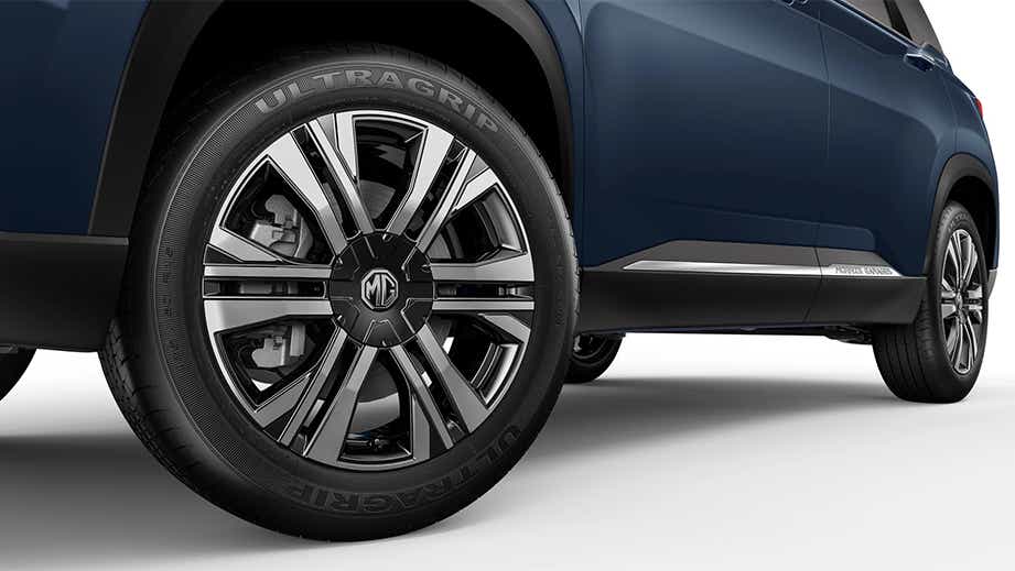 Close-up of the wheel and side view of a Cleadon Blue MG Hector Facelift