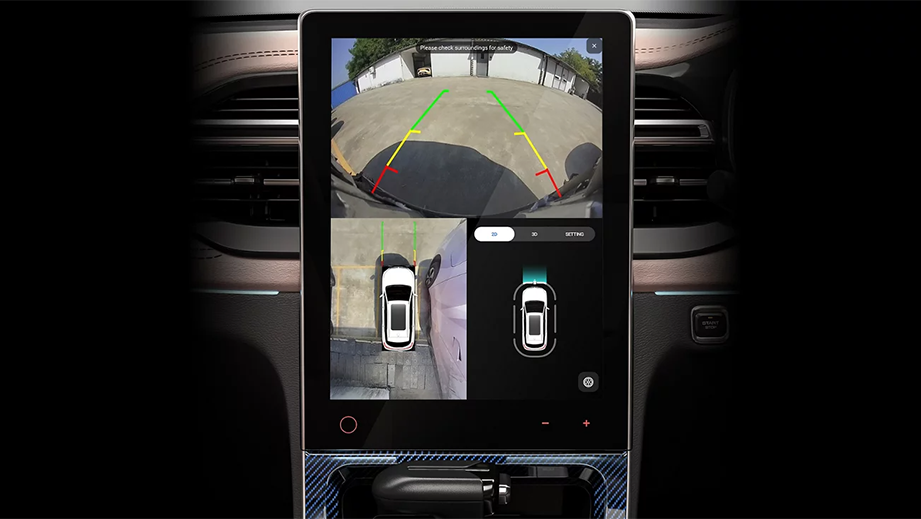 Infotainment touchscreen showing the 360-degree camera of a MG Hector Facelift