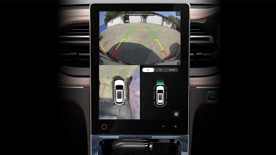 Infotainment touchscreen showing the 360-degree camera of a MG Hector Facelift