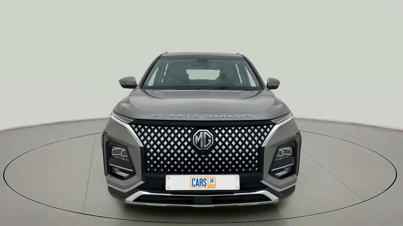 Front view of a havana grey MG Hector