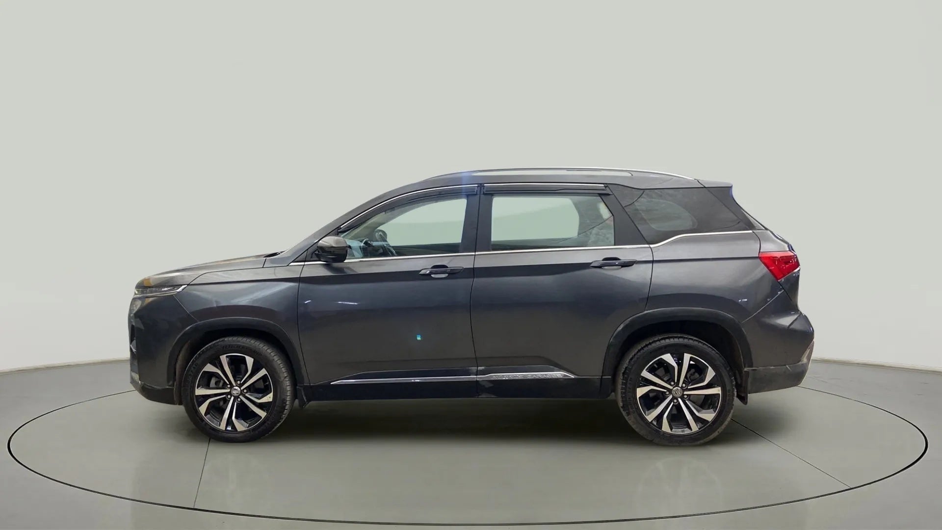 Side view of a MG Hector