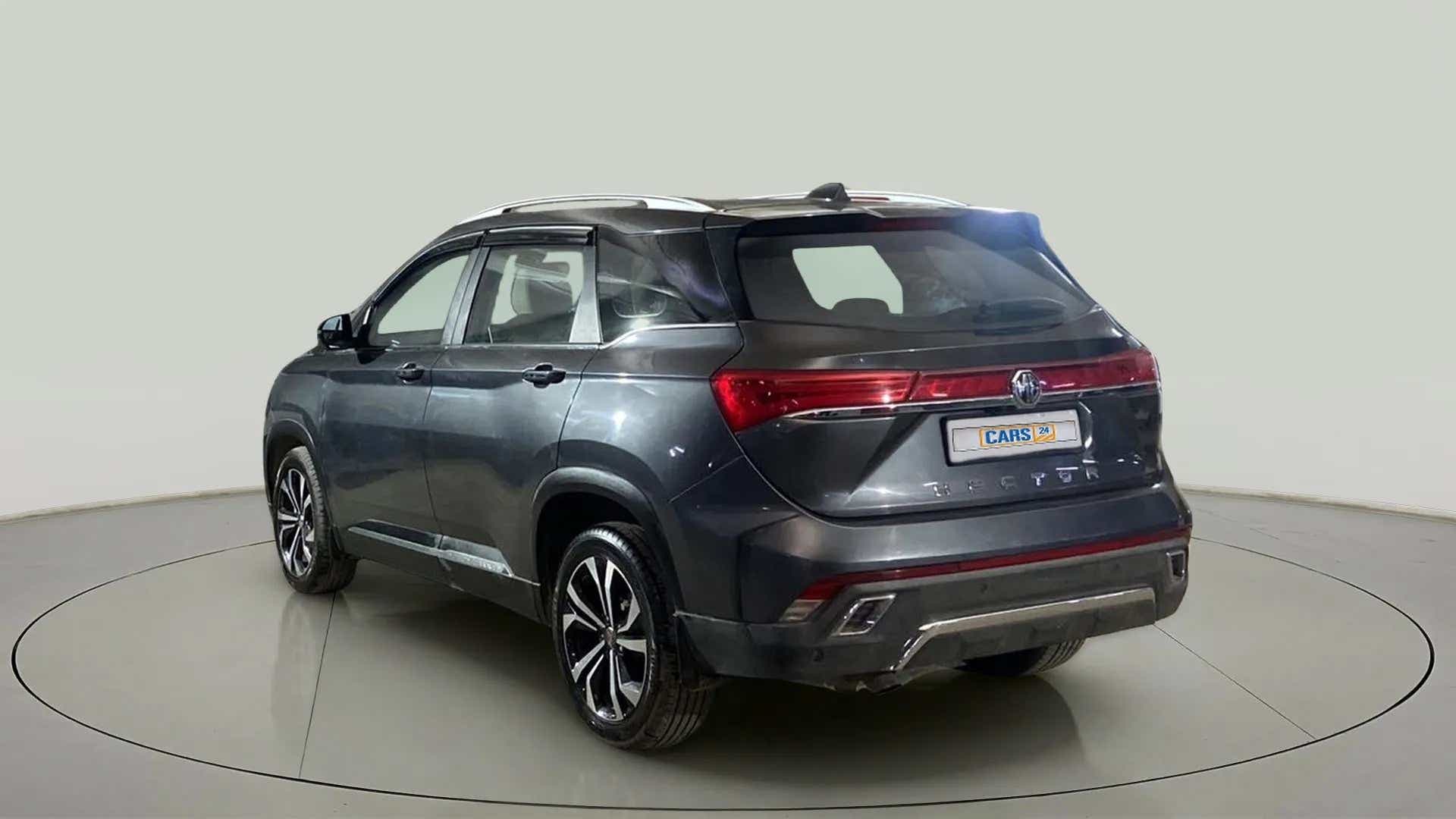 Rear three-quarter view of a mg hector
