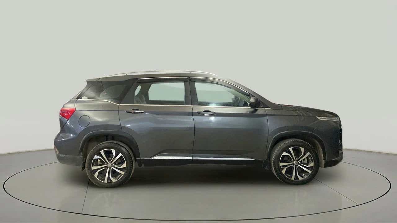 Side view of a MG Hector