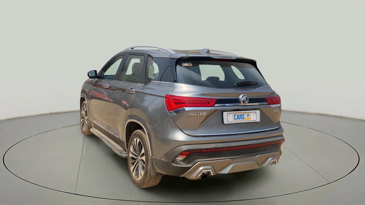 Rear three-quarter view of a mg hector