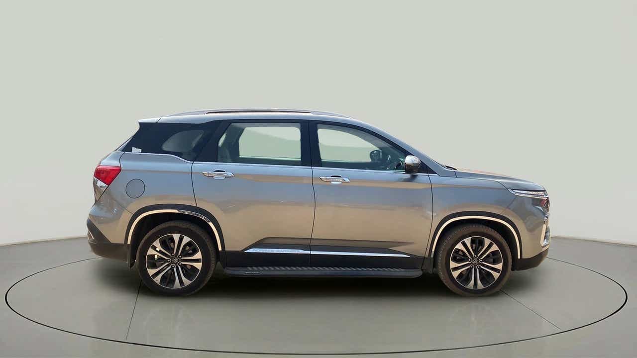 Side profile of a MG Hector