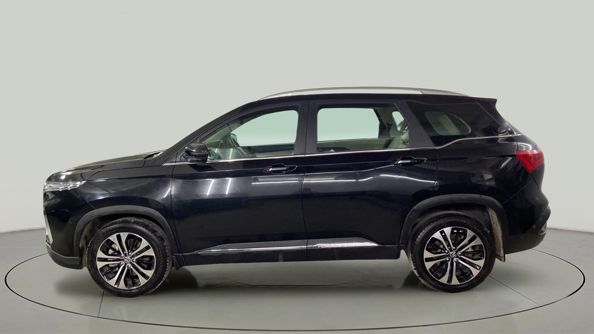 Side view of a MG Hector