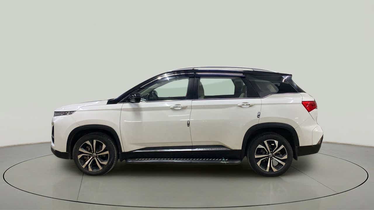 Side view of a MG Hector