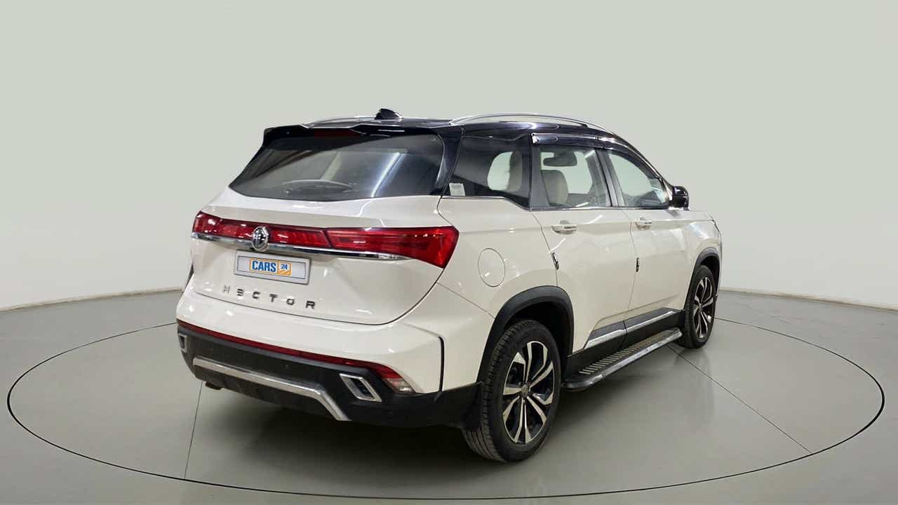 Rear three-quarter of a mg hector
