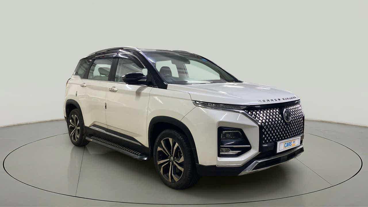 Front three-quarter view of a MG Hector