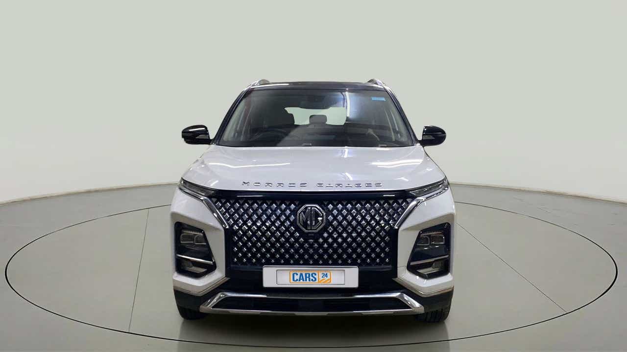 Front view of a mg hector