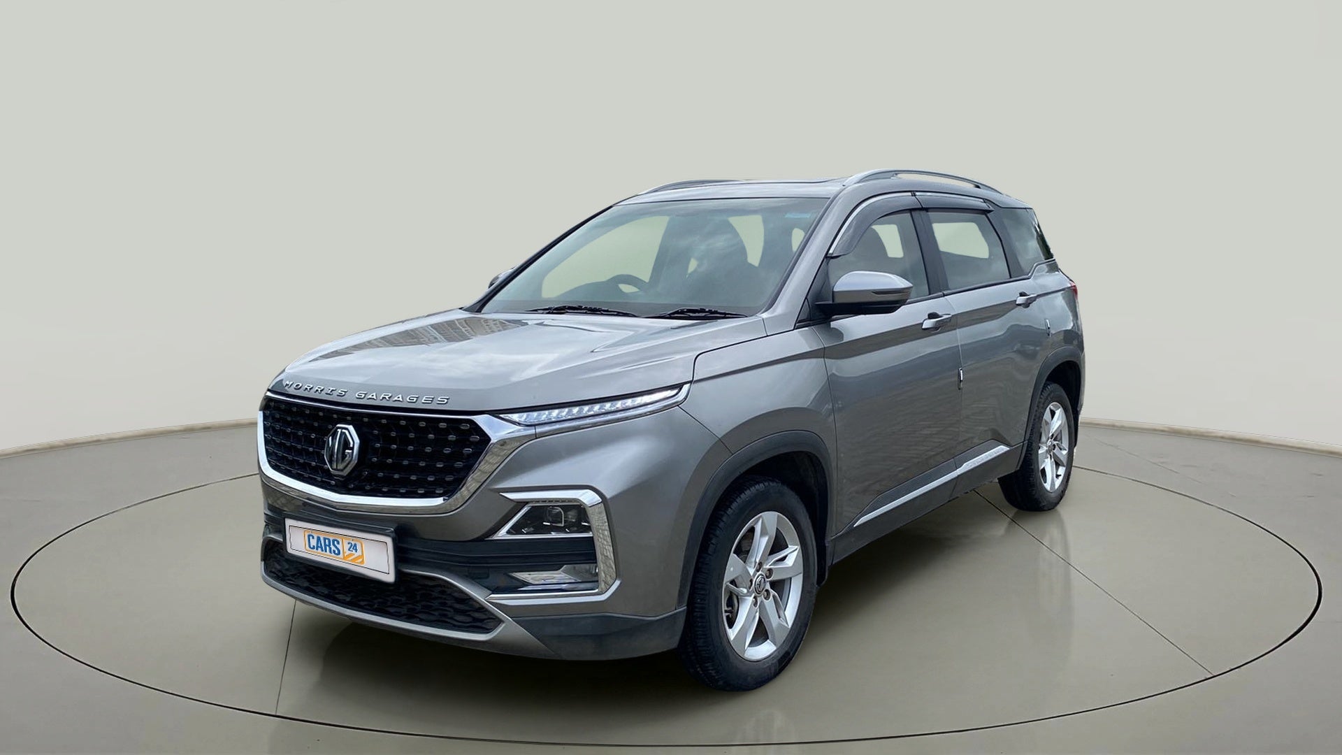 Front three-quarter view of a havana grey MG Hector