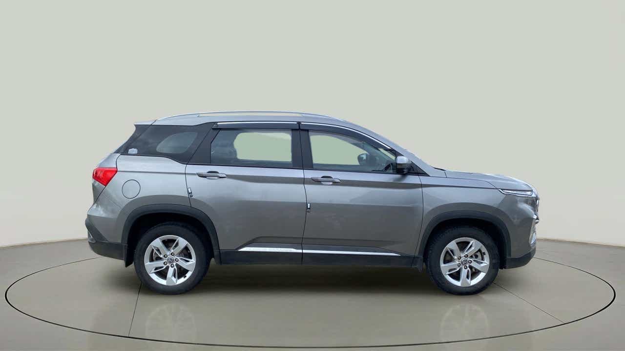 Side view of a MG Hector