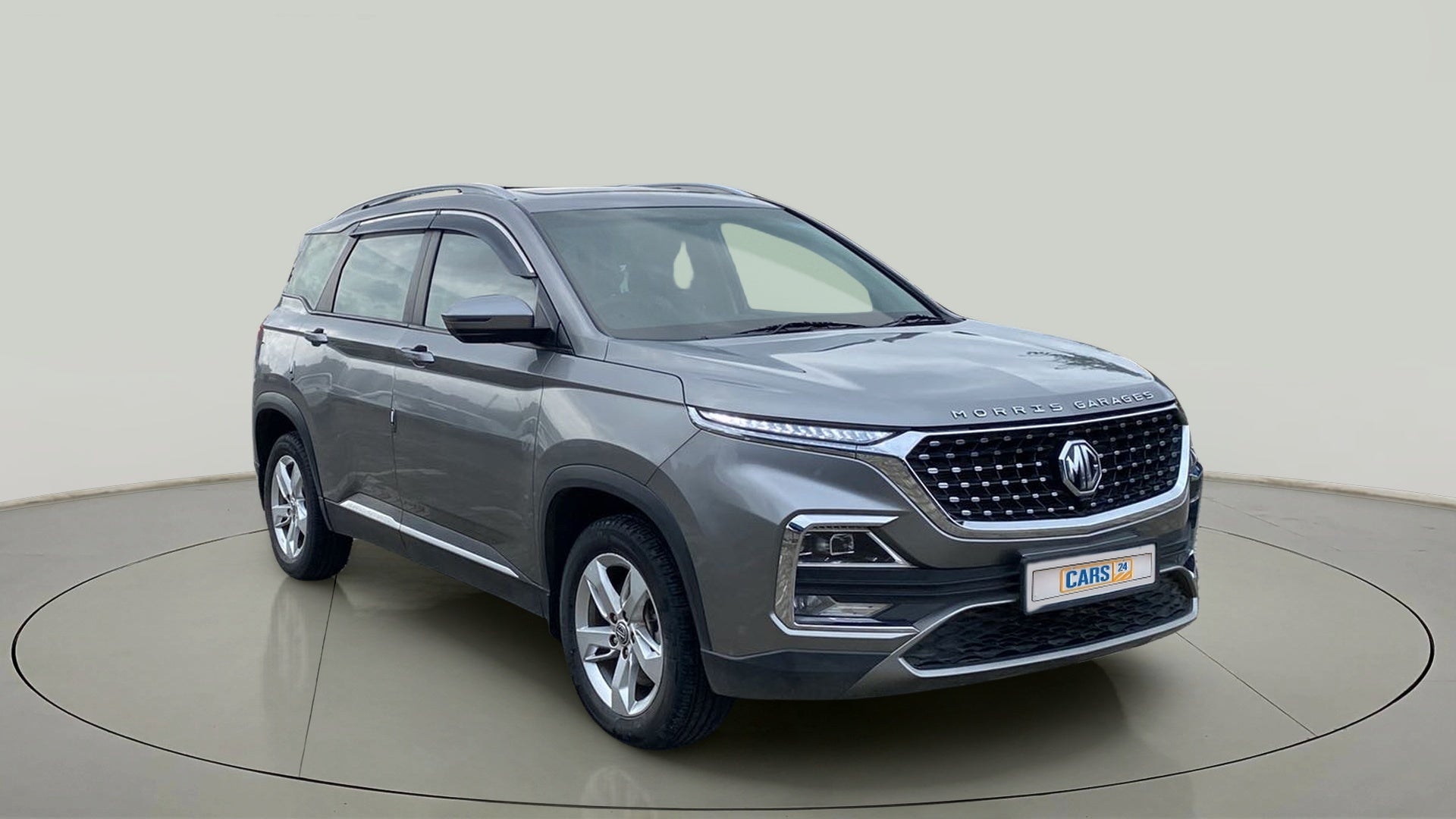 Front three-quarter view of a havana grey MG Hector