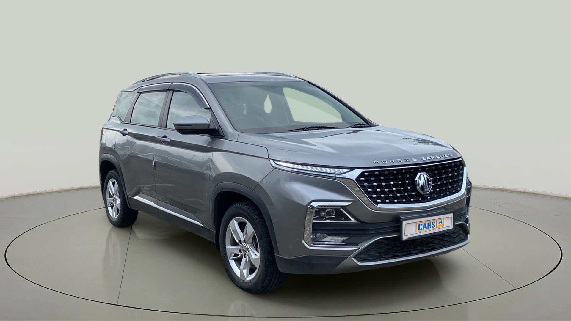 Front three-quarter view of a havana grey MG Hector