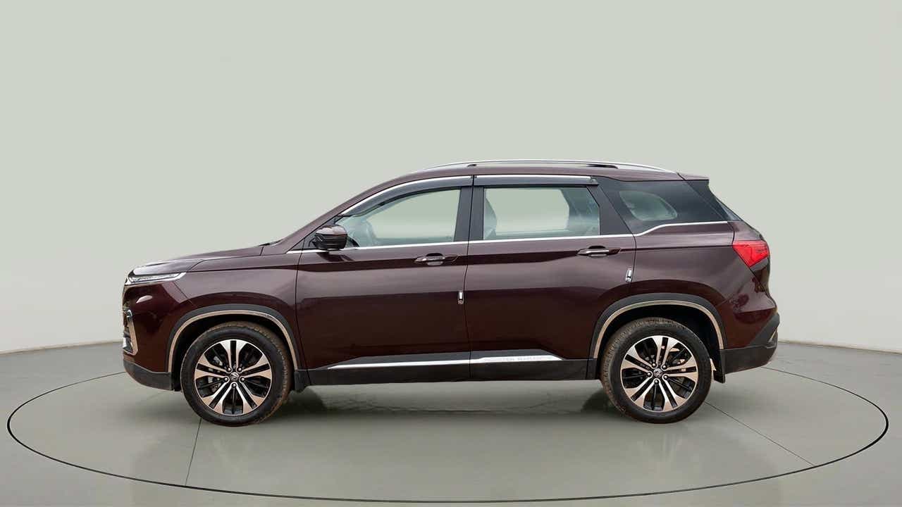 Side view of a MG Hector