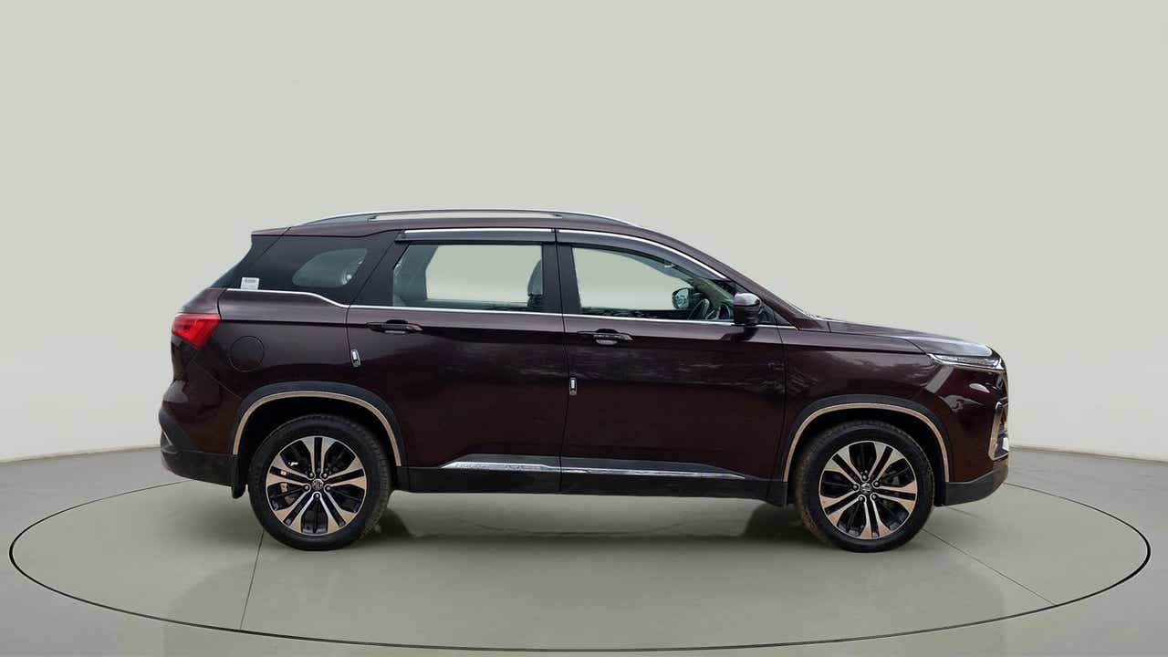 Side view of a MG Hector