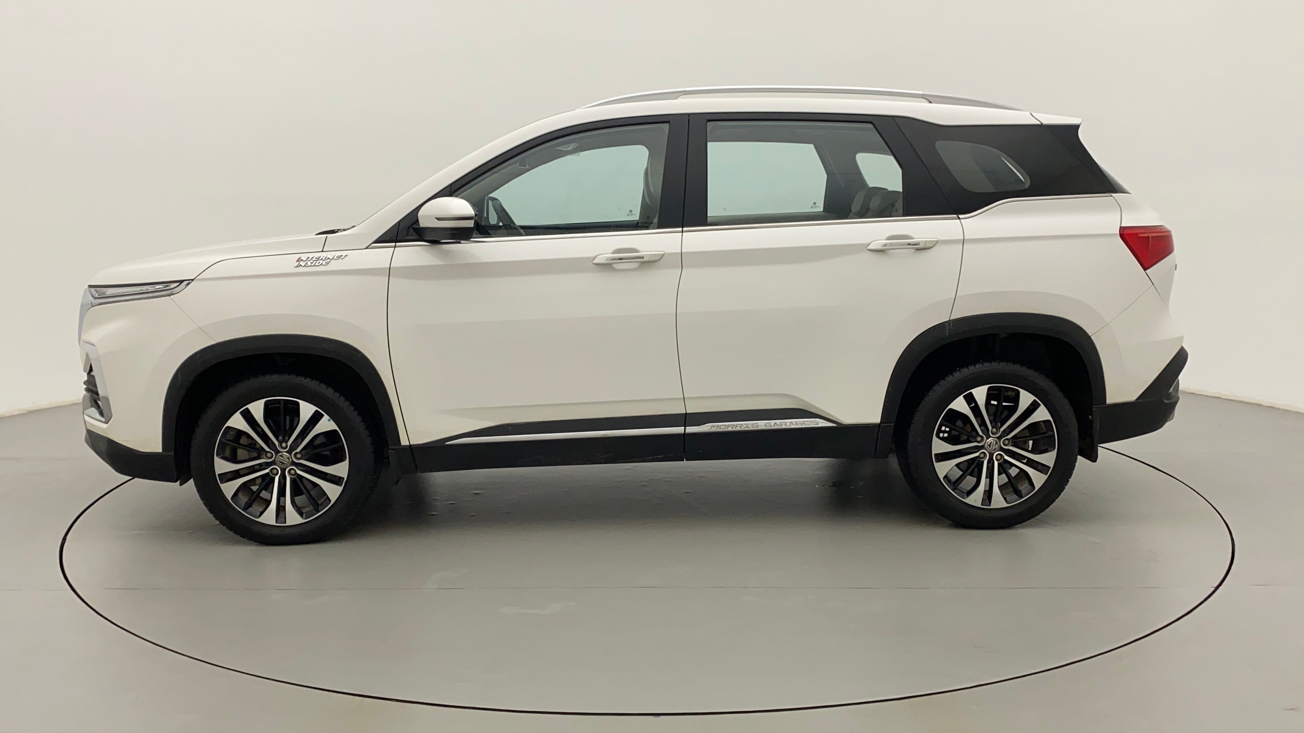 Side view of a mg hector