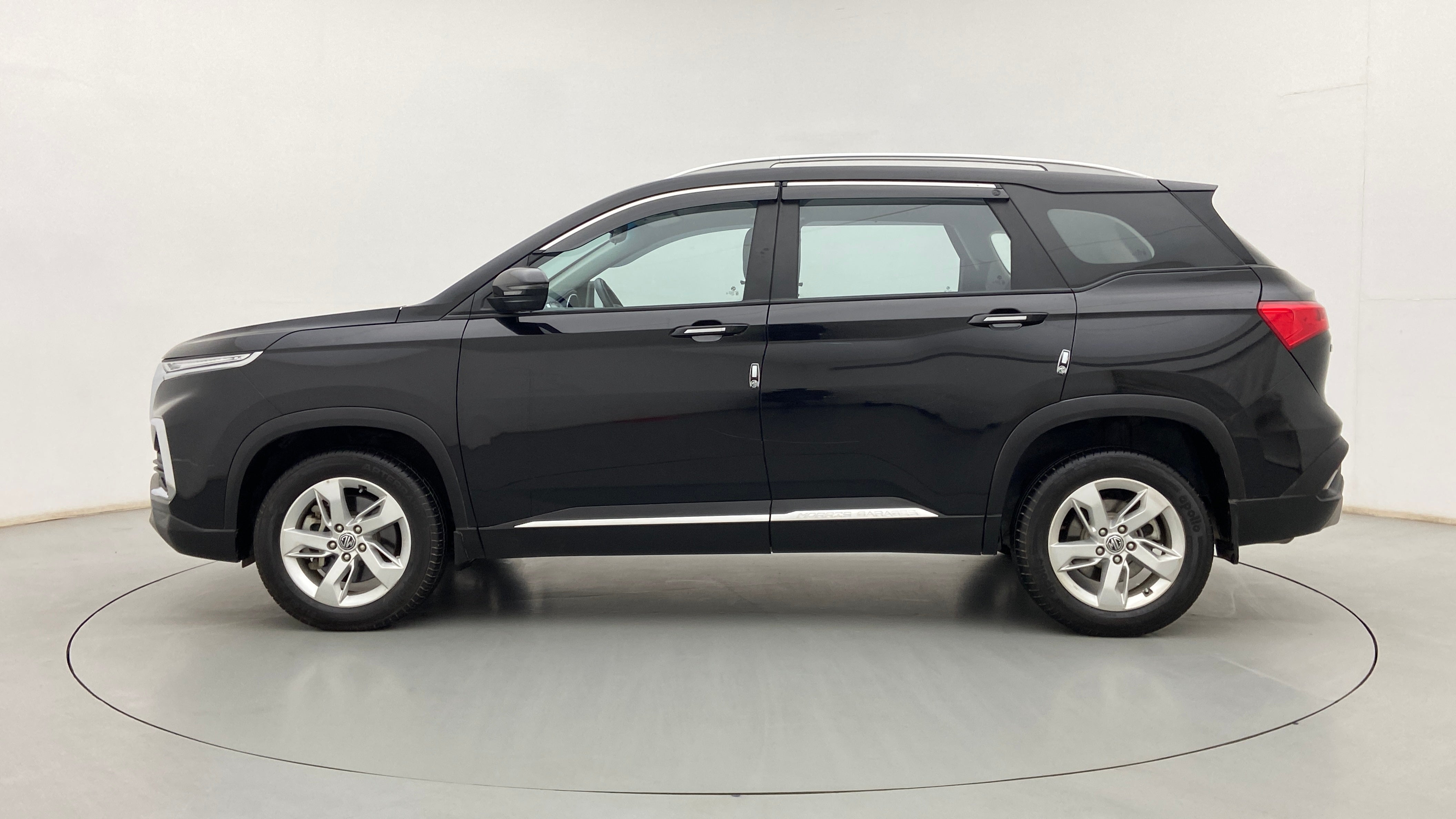 Side view of a starry black MG Hector