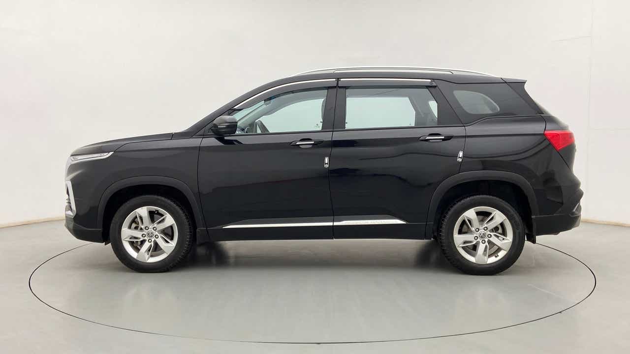 Side view of a starry black MG Hector