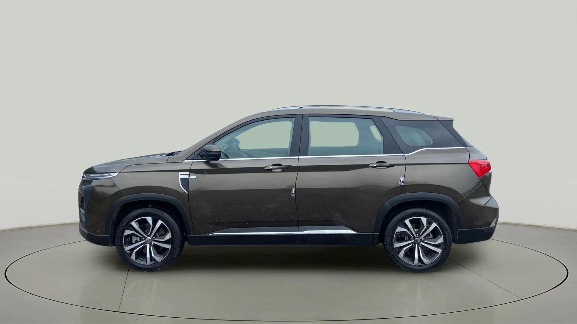 Side view of a mg hector