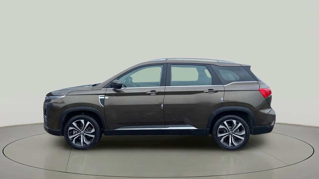 Side view of a mg hector