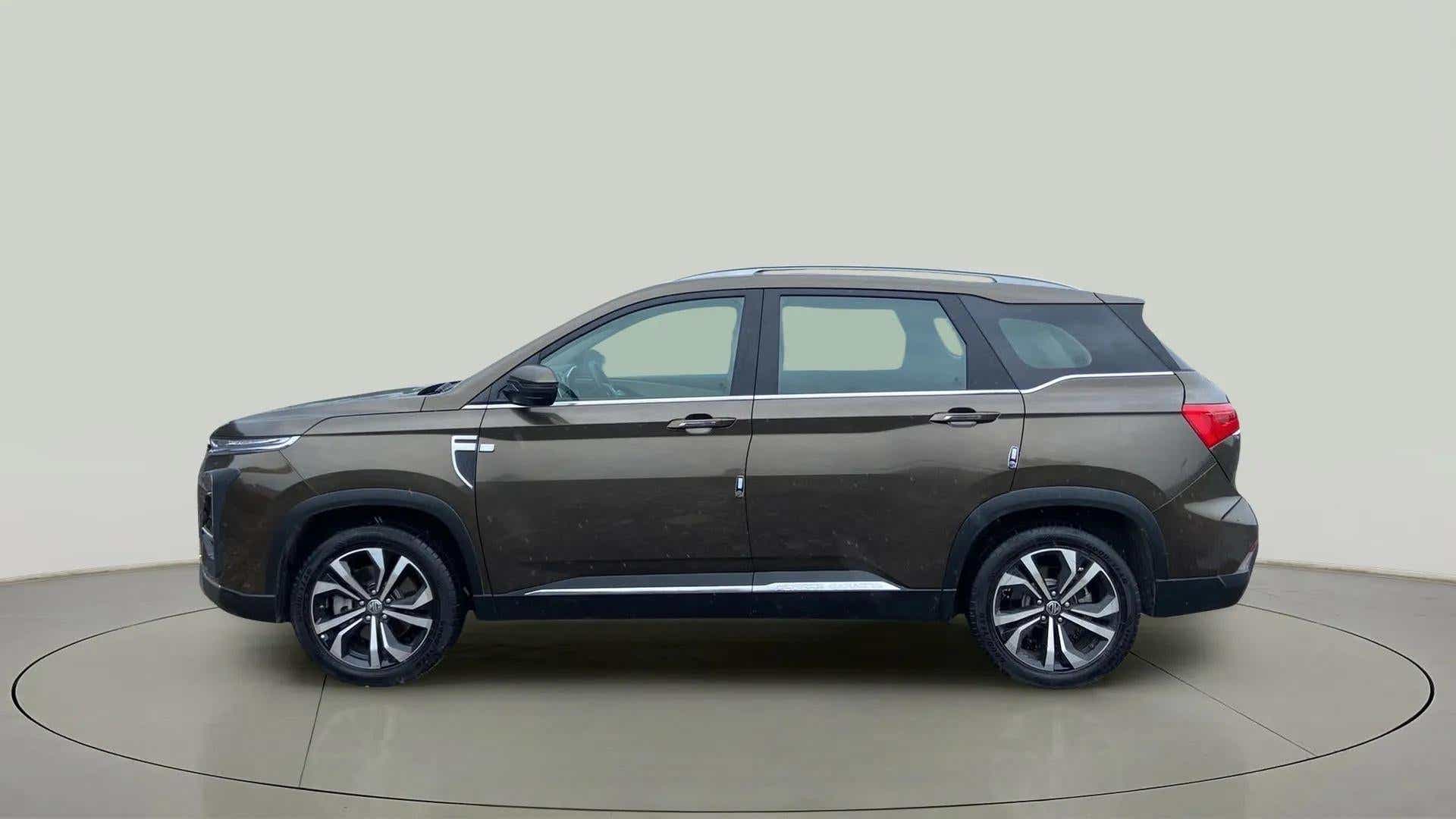 Side view of a mg hector