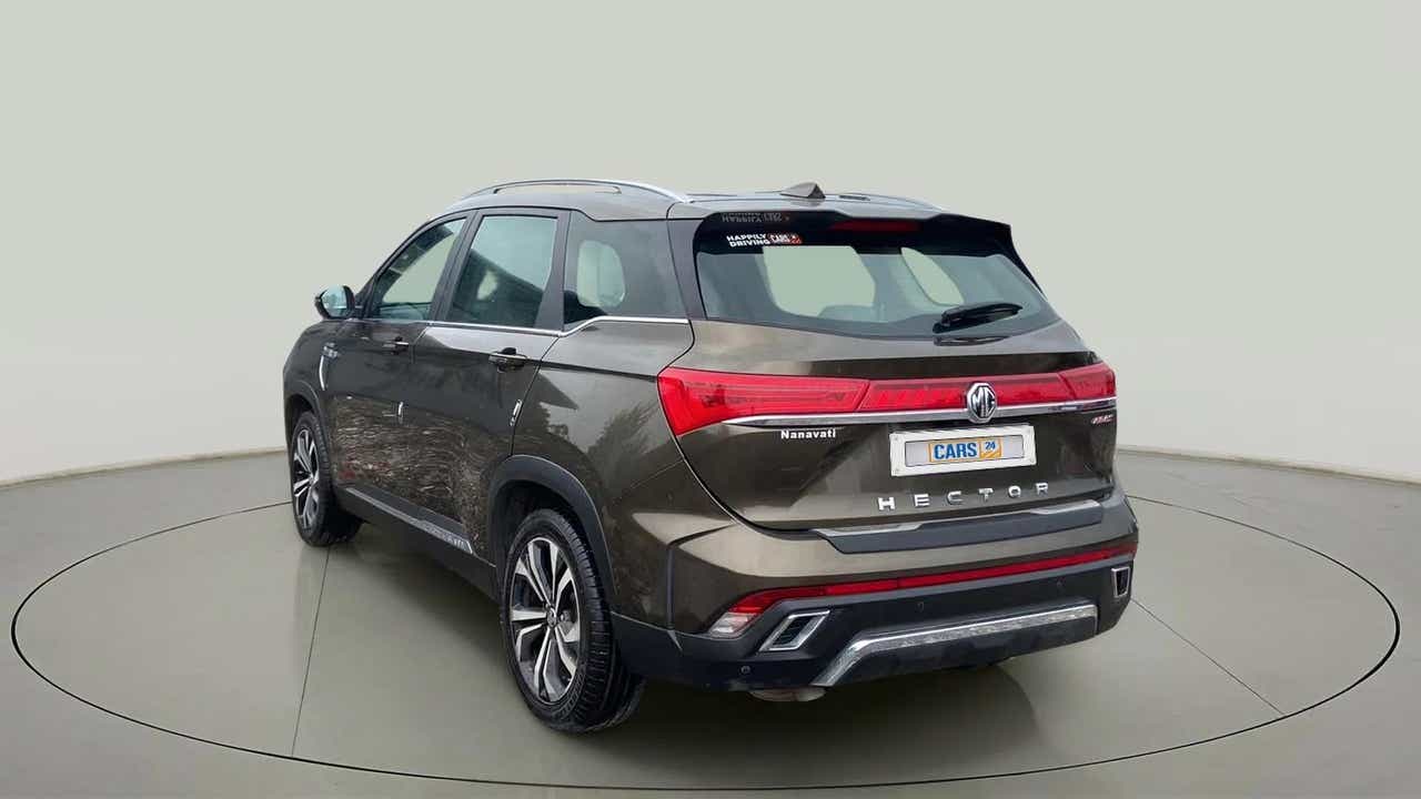 Rear three-quarter view of a MG Hector