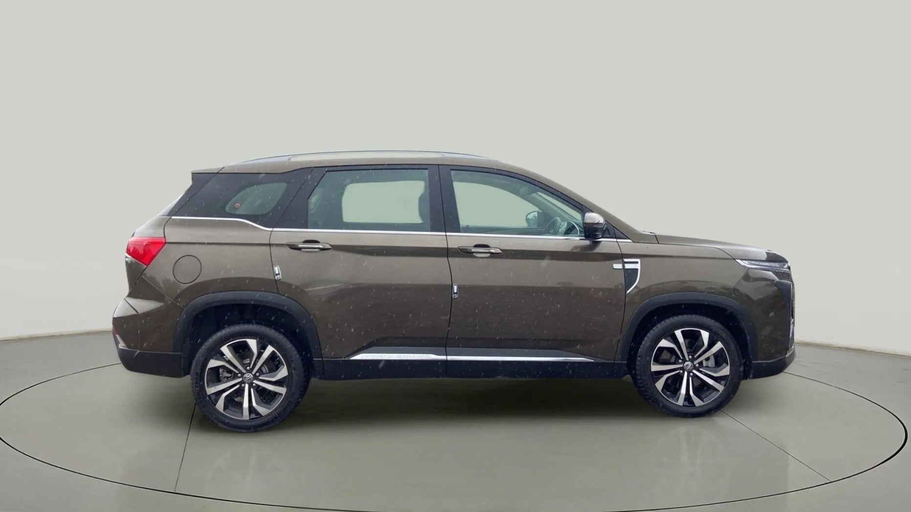 Side view of a MG Hector