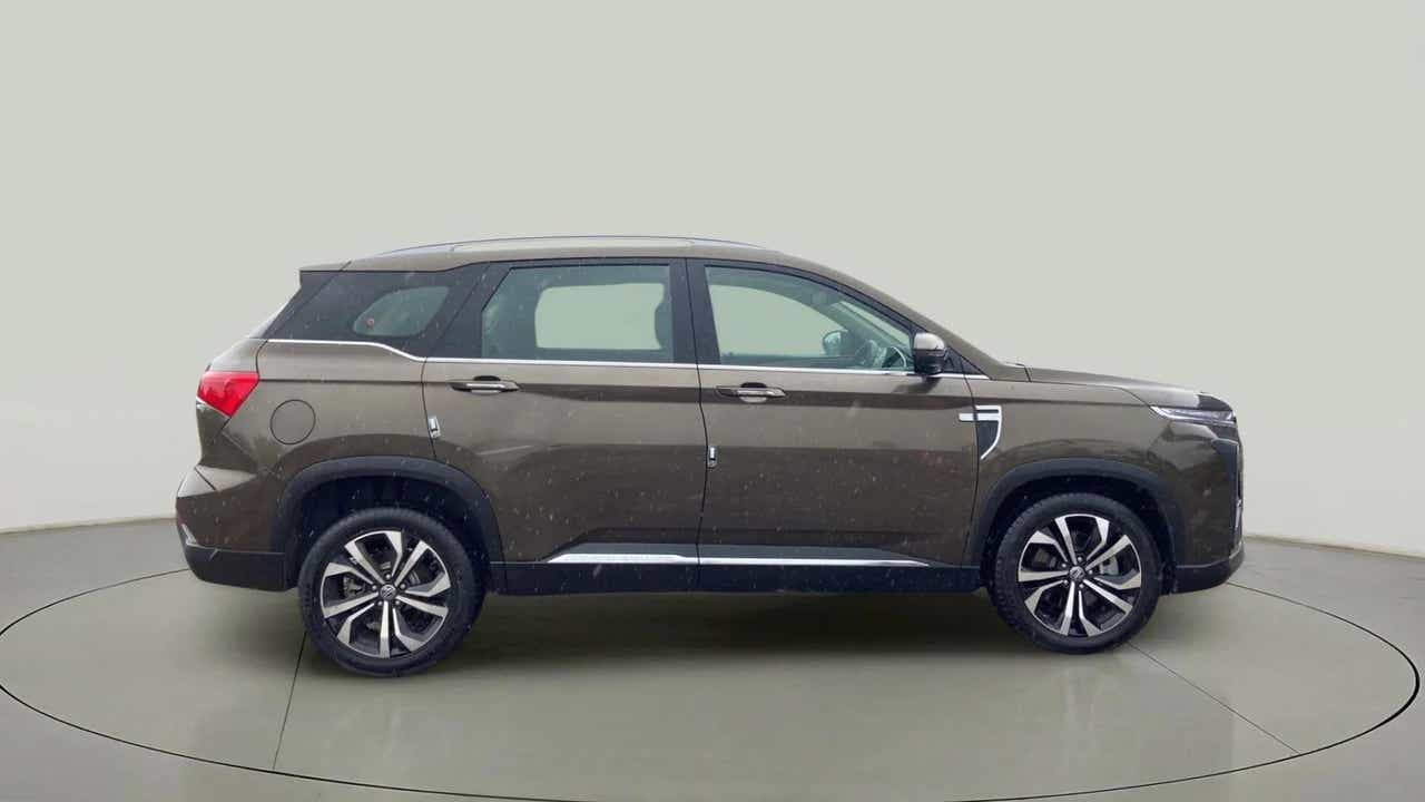 Side view of a MG Hector