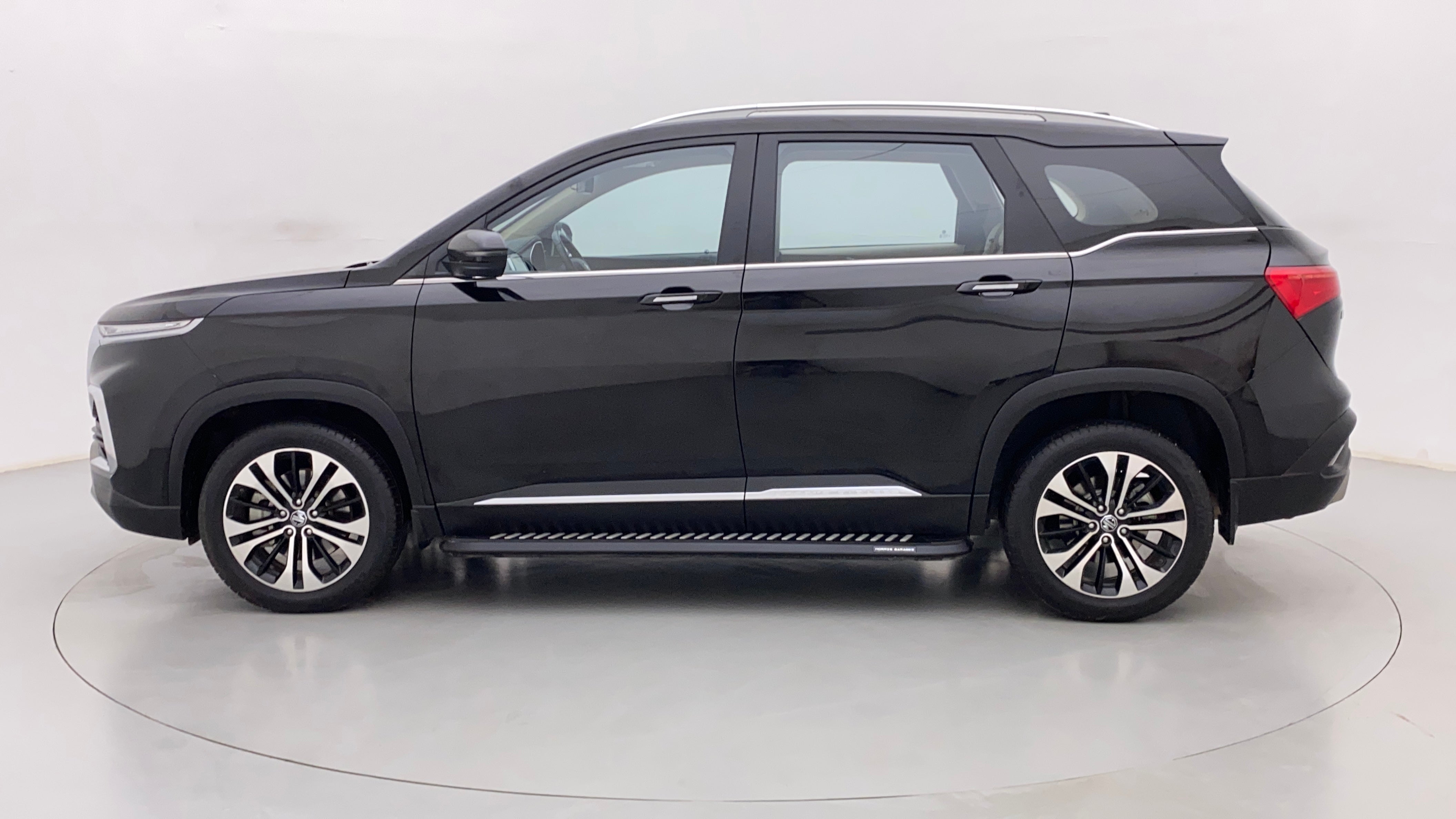 Side view of a starry black MG Hector