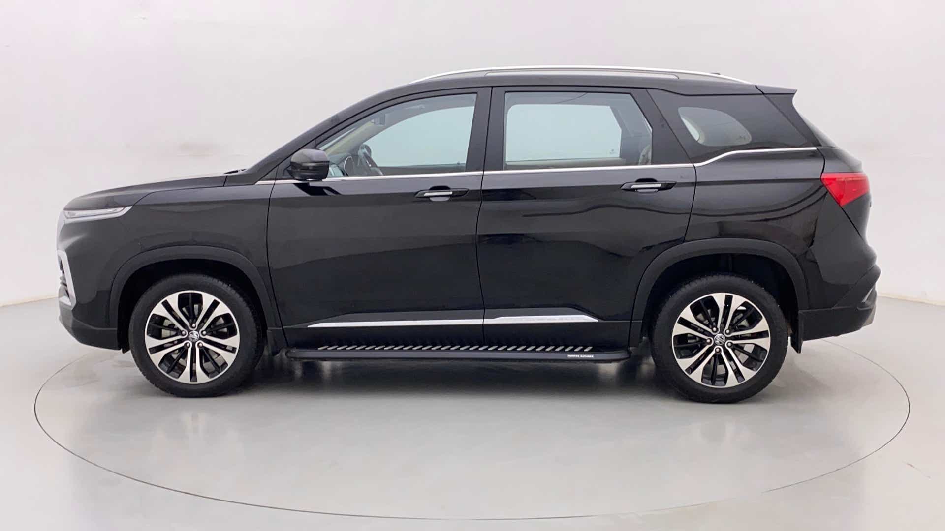 Side view of a starry black MG Hector